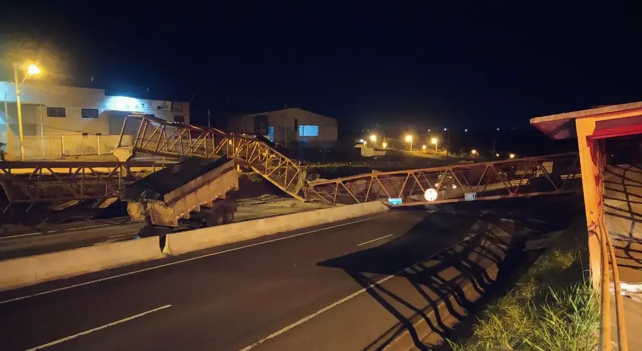 Viaduto 2107b Caminhão derruba passarela no contorno