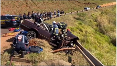 Foto de Grave acidente deixa veículo pendurado