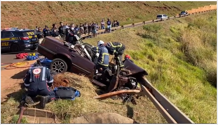 acidente br 376 Grave acidente deixa veículo pendurado