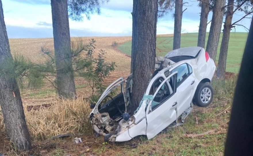 acidente Carro parte ao meio após bater em árvore no Paraná.