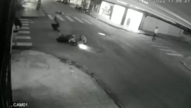 Foto de Motociclista empina moto, atropela idosa e foge sem prestar socorro