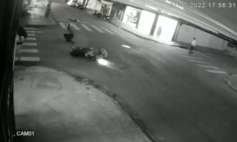 atropelamento Motociclista empina moto, atropela idosa e foge sem prestar socorro