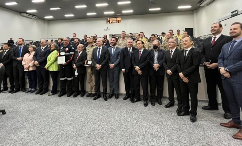 camara Câmara homenageia SAMU e SIATE com Brasão do Município