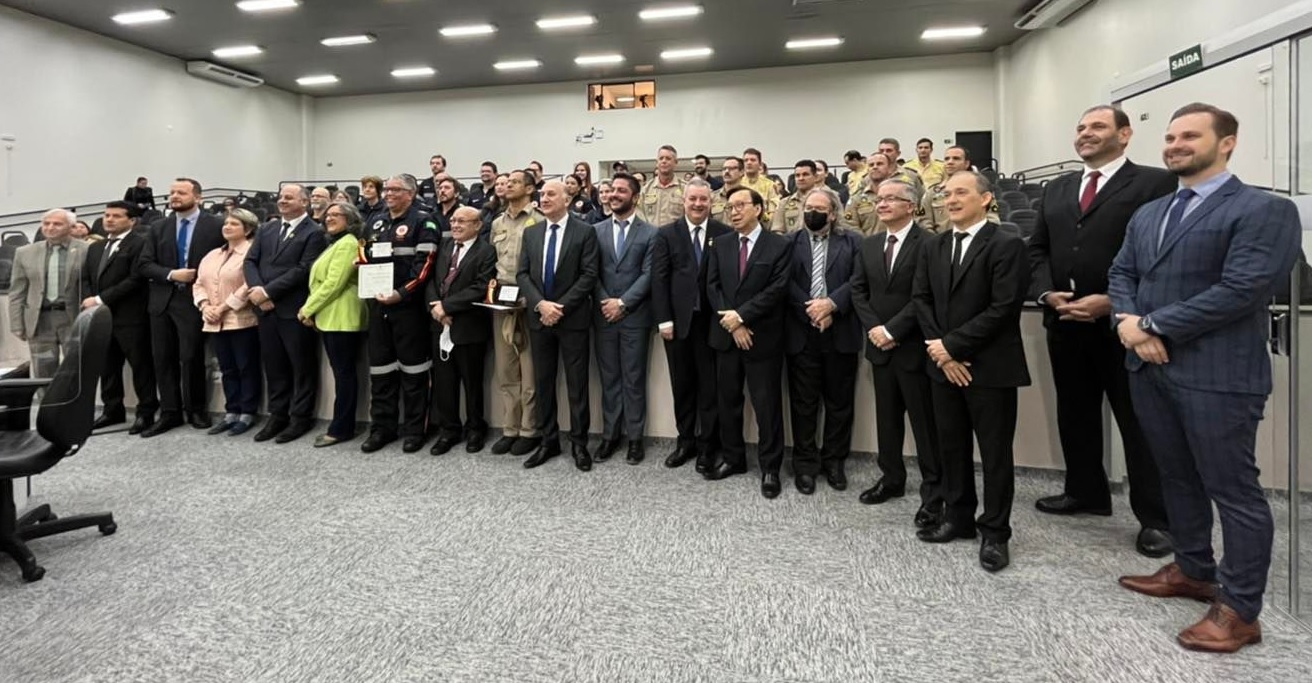 camara Câmara homenageia SAMU e SIATE com Brasão do Município