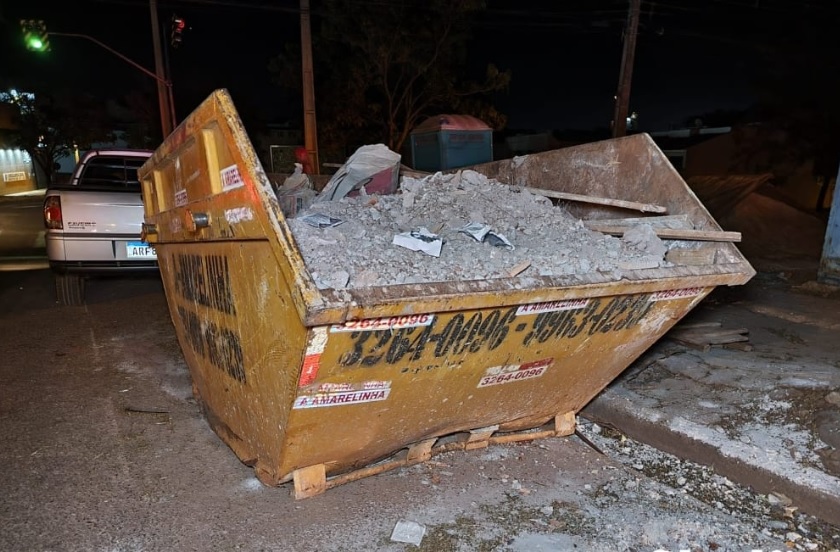 ciclista container cacamba Ciclista fica inconsciente após bater contra caçamba de entulho em Maringá