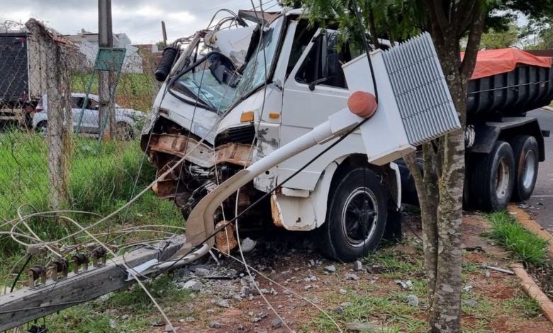 acidente caminhao Motorista escapa ileso de acidente grave em Maringá
