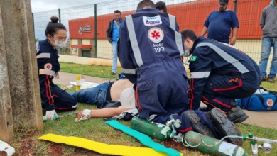 Foto de Entregador sofre acidente grave acidente ao bater moto contra poste