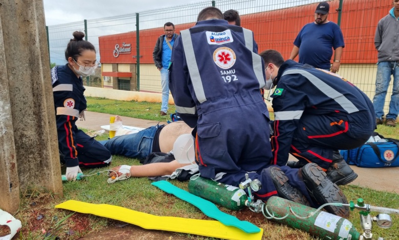 Entregador sofre acidente grave acidente ao bater moto contra poste 1 acidente moto Entregador sofre acidente grave acidente ao bater moto contra poste