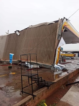 posto mandaguacu 01 Forte vendaval atinge Mandaguaçu