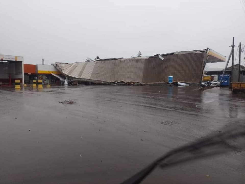 posto mandaguacu 02 Forte vendaval atinge Mandaguaçu