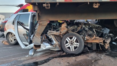 Foto de Preparador de goleiros é entubado ao bater carro na traseira de carreta