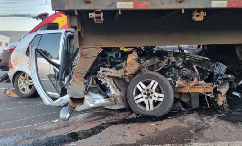 acidente contorno Preparador de goleiros é entubado ao bater carro na traseira de carreta