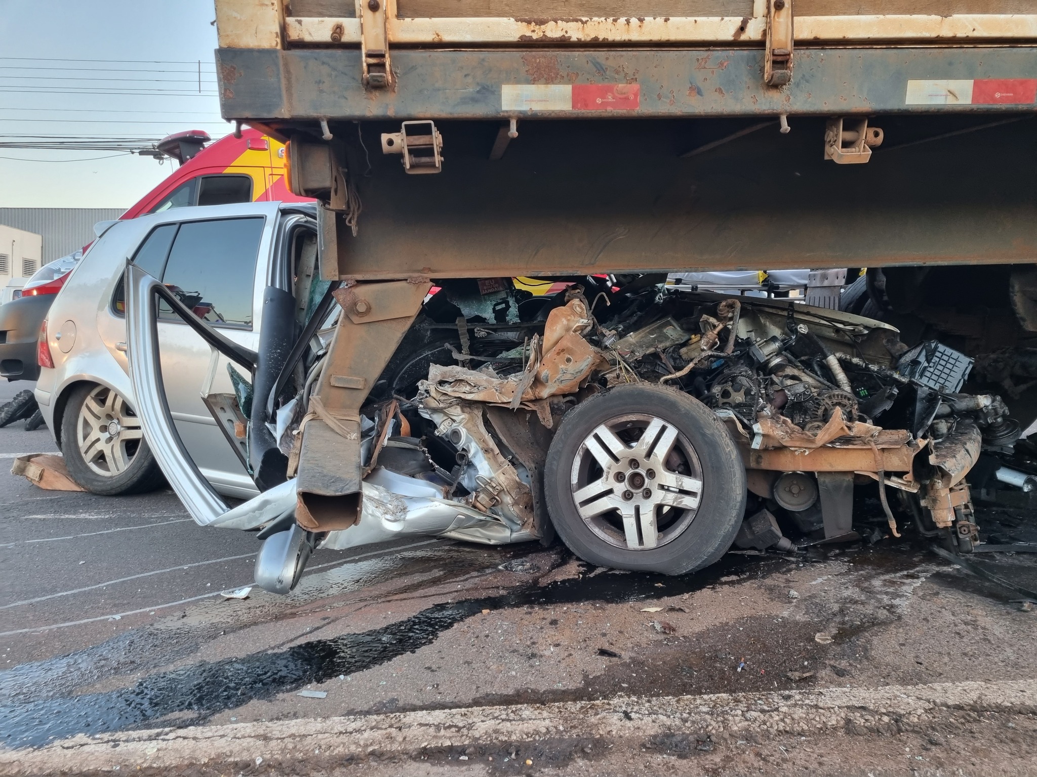 acidente contorno Preparador de goleiros é entubado ao bater carro na traseira de carreta