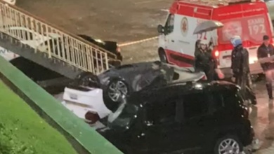 Foto de Carro despenca de estacionamento em faculdade