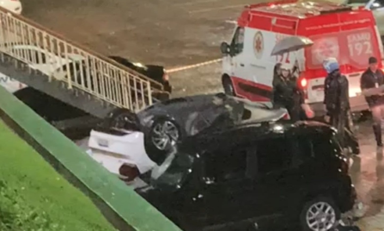 Carro despenca de estacionamento em faculdade 1 acidente faculdade Carro despenca de estacionamento em faculdade
