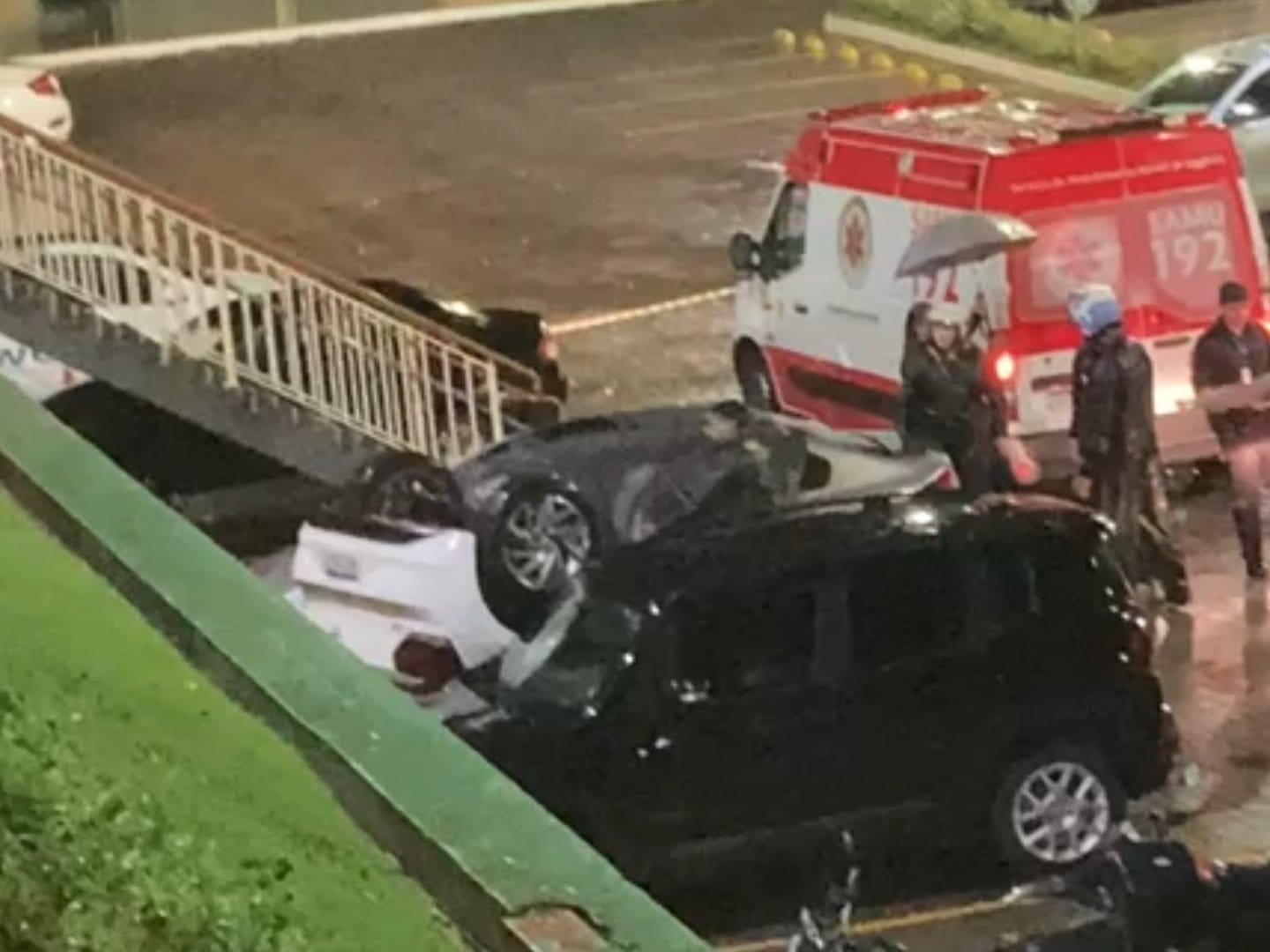 acidente faculdade Carro despenca de estacionamento em faculdade