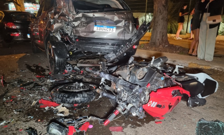 acidente moto carro Duas pessoas ficam gravemente feridas após acidente entre motos e carro