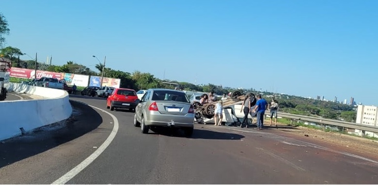 acidente viaduto Casal fica ferido em capotamento entre Paiçandu e Maringá