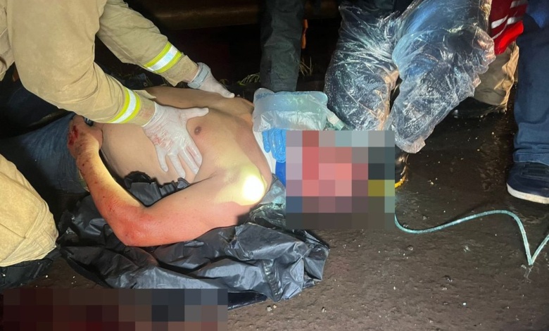 Cabo da Polícia Militar é entubado ao ser atropelado por carro no Contorno Norte. Veículo fugiu do local sem prestar socorro 1 policia atropelado Cabo da Polícia Militar é entubado ao ser atropelado por carro no Contorno Norte. Veículo fugiu do local sem prestar socorro