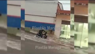 Foto de Vídeos mostram três pessoas sendo arrastadas por enxurrada durante chuva em Maringá e Sarandi