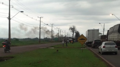 Foto de Maringá: Caminhoneiros bloqueiam PR-317