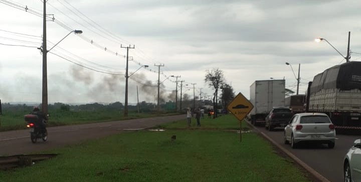 Fechamento Maringá: Caminhoneiros bloqueiam PR-317