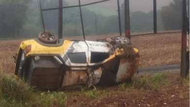 Foto de Policial é socorrido após viatura capotar na rodovia