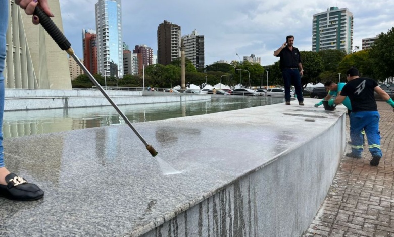catedral Prefeitura realiza limpeza do novo granito dos espelhos d′água da Catedral