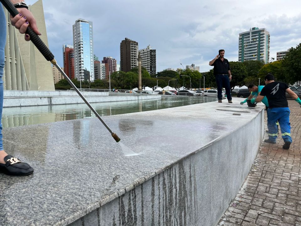 catedral Prefeitura realiza limpeza do novo granito dos espelhos d′água da Catedral