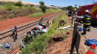 Foto de Carro vai parar quase sobre a linha férrea