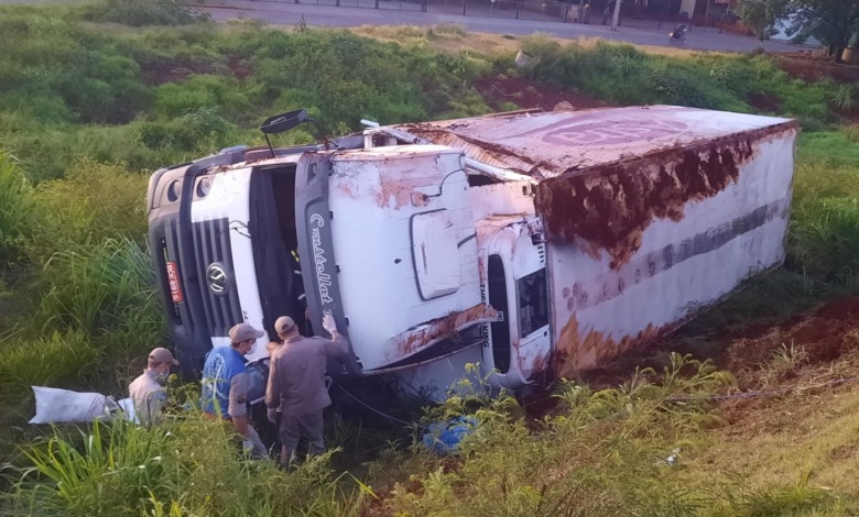 acidente caminhao Motorista fica ferido após caminhão despencar de viaduto