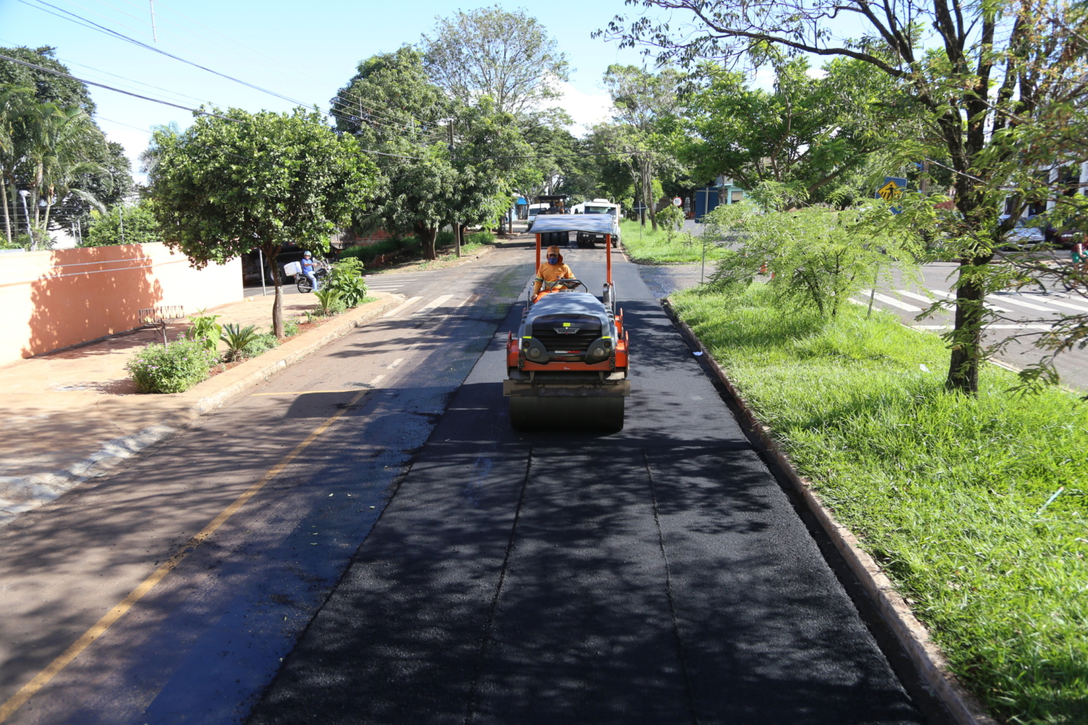 asfalto maringa scaled e1671814002696 Equipes avançam e iniciam recapeamento com asfalto ecológico em Maringá