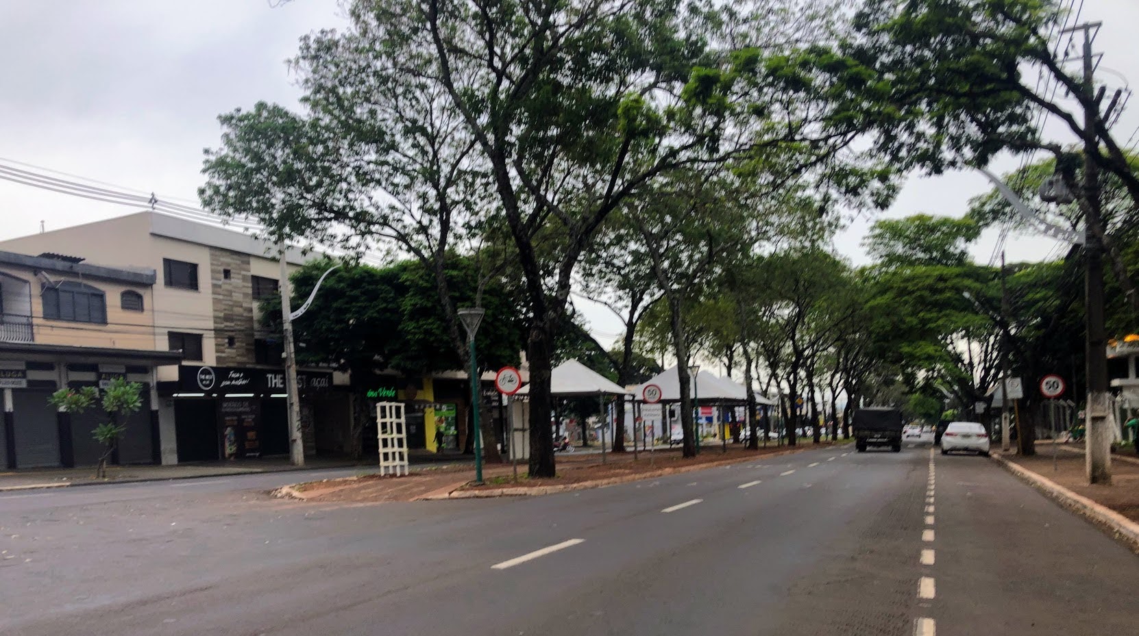 MANDACARU Acaba desobstrução na avenida Mandacaru