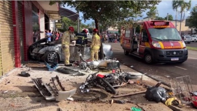 Foto de Motorista em alta velocidade bate em quatro veículos em Maringá