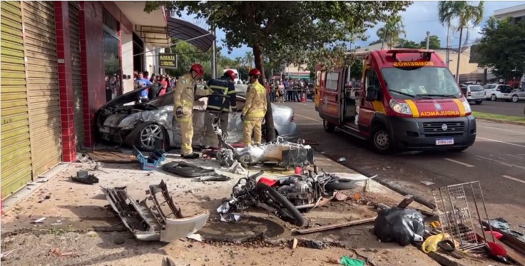 acidente Motorista em alta velocidade bate em quatro veículos em Maringá