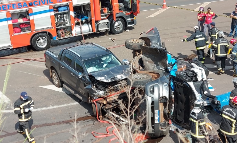 Colisão entre duas caminhonetes deixa um saldo de três pessoas feridas 1 acidente br 376 Colisão entre duas caminhonetes deixa um saldo de três pessoas feridas