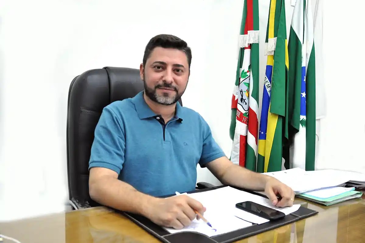 prefeito Lauro junior Jandaia Prefeito de Jandaia do Sul é afastado do cargo