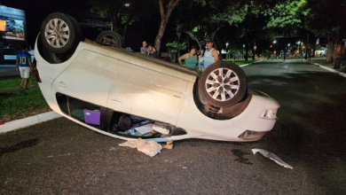 Foto de Mulher fica ferida ao capotar veiculo em Maringá