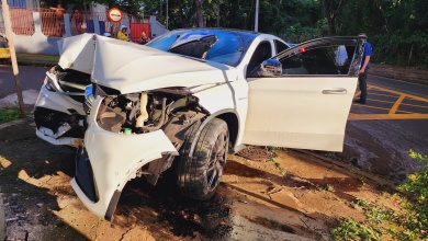 Foto de Motorista com carro de luxo causa acidente após fugir da polícia em Maringá