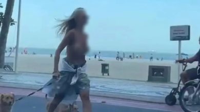 Foto de Mulher é presa por fazer topless durante caminhada com cachorros em Balneário Camboriu