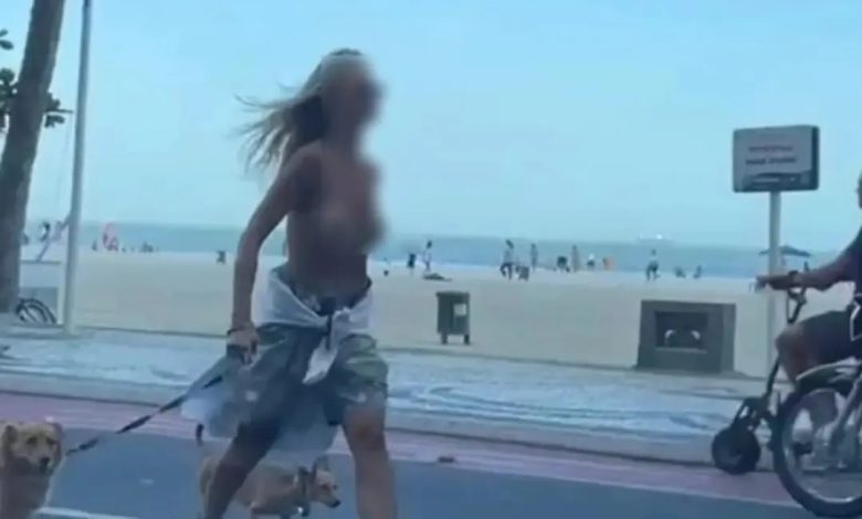 nua Mulher é presa por fazer topless durante caminhada com cachorros em Balneário Camboriu