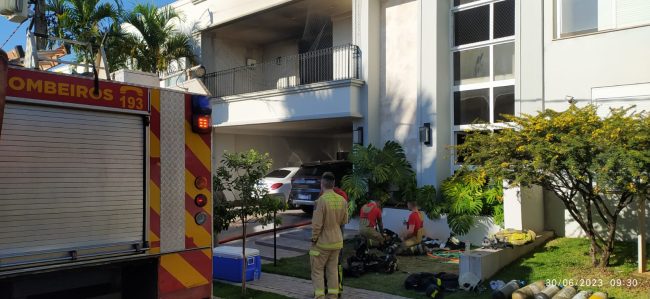 incendio condominio villag Mulher e criança morrem após casa pegar fogo em condomínio de Maringá