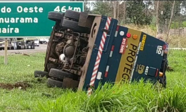 acidente carro forte 2 Caminhão que transportava cigarros se envolve em acidente com carro forte na rodovia