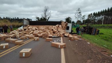 Foto de Caminhão que transportava cigarros se envolve em acidente com carro forte na rodovia