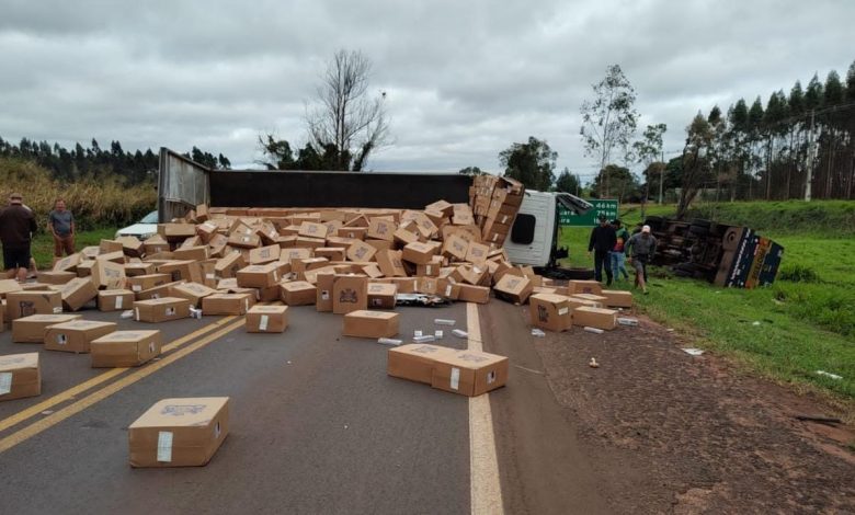 acidente rodovia 1 Caminhão que transportava cigarros se envolve em acidente com carro forte na rodovia