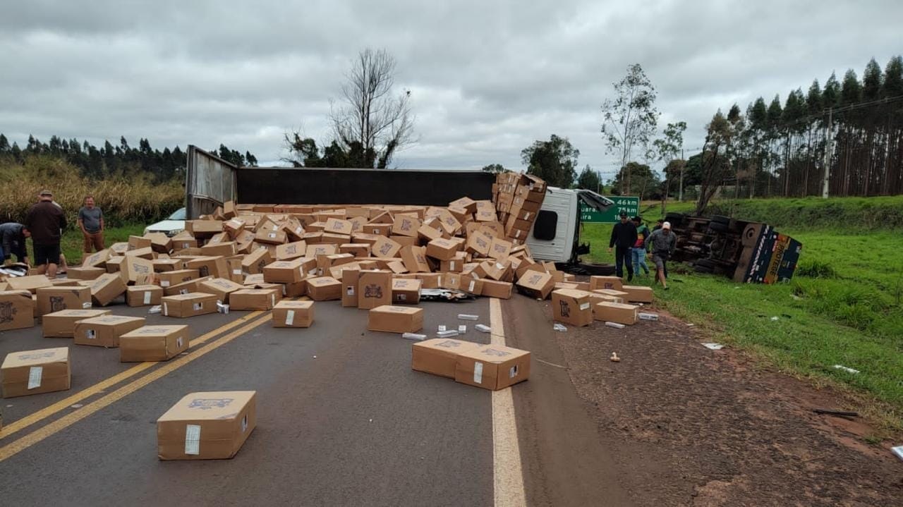 acidente rodovia 1 Caminhão que transportava cigarros se envolve em acidente com carro forte na rodovia