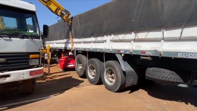 Foto de Carro vai parar debaixo de carreta em rodovia do Paraná