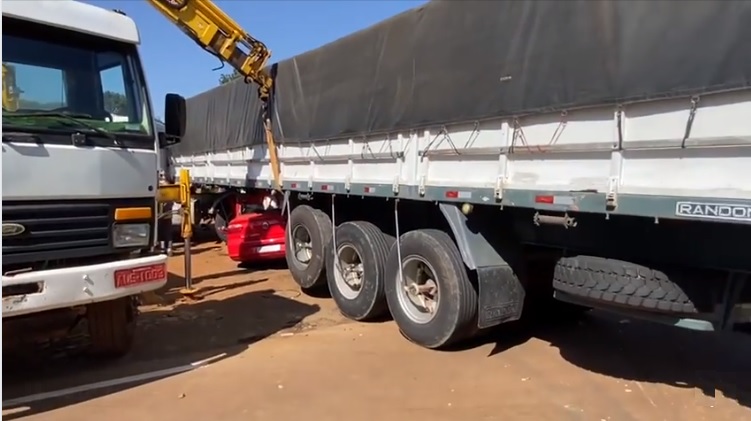 acidente caminhao Carro vai parar debaixo de carreta em rodovia do Paraná