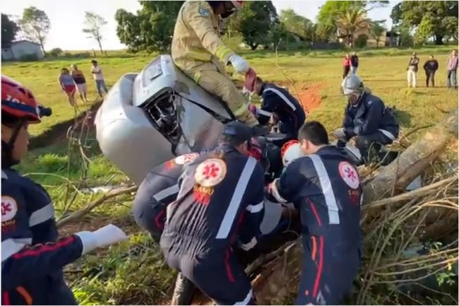 acidente 1 Motorista morre e jovens ficam gravemente feridos em acidente na PR218