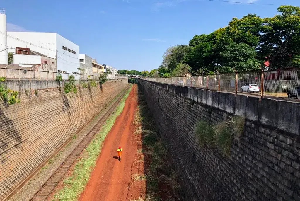 linha ferrea Rumo faz manutenção da linha